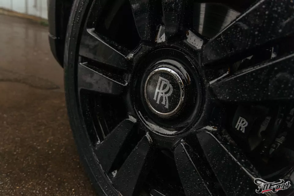 Защитили Rolls-Royce Cullinan матовым полиуретаном, выполнили антихром, окрасили диски в черный глянец и выполнили фирменный шиномонтаж на стендах Hunter